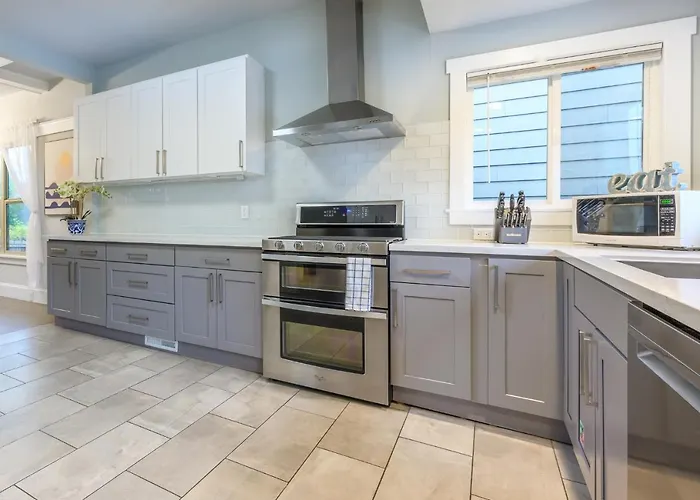 Upgraded Home With 5 Bedroom 4 Bath 4 Free Gated Parking Space, Family,Ev,Rv Friendly