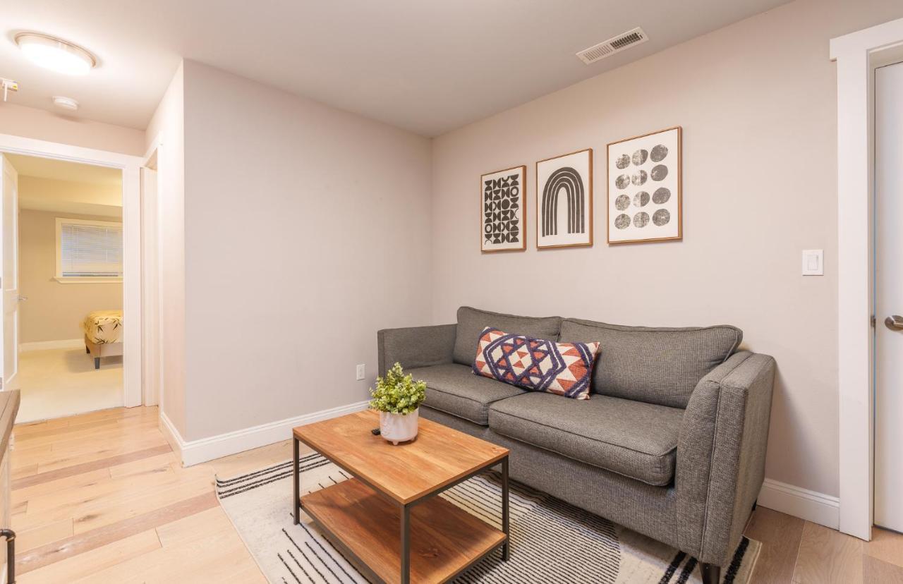 Upgraded With 5 Bedroom 4 Bath 4 Free Gated Parking Space, Family,ev,rv Friendly Casa vacanze