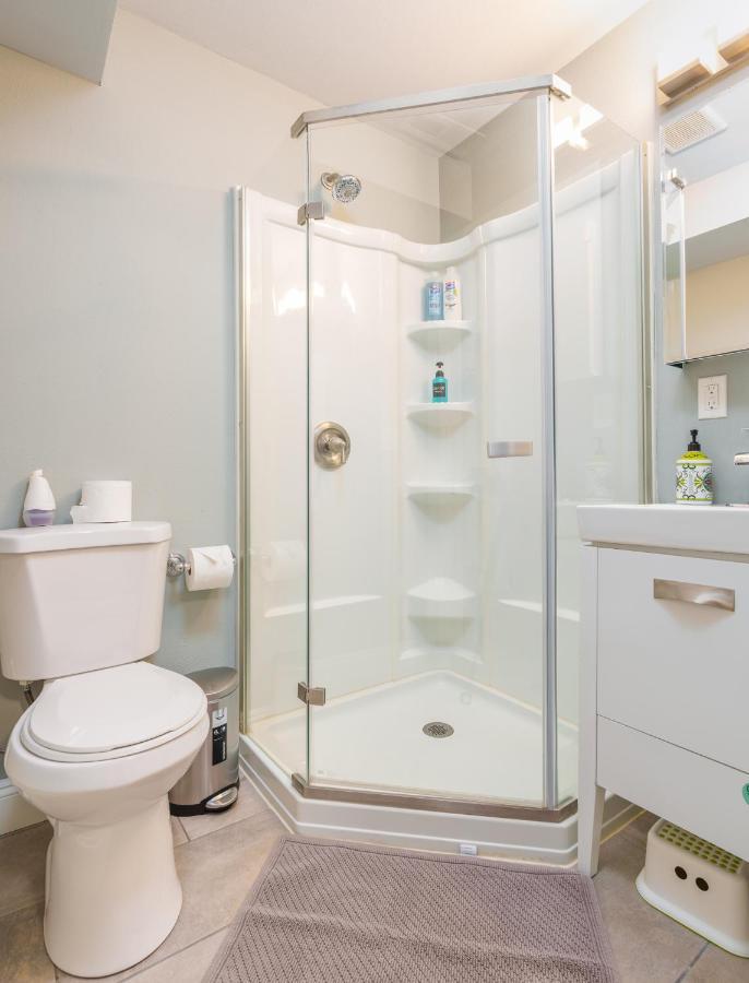 Casa vacanze Upgraded With 5 Bedroom 4 Bath 4 Free Gated Parking Space, Family,ev,rv Friendly