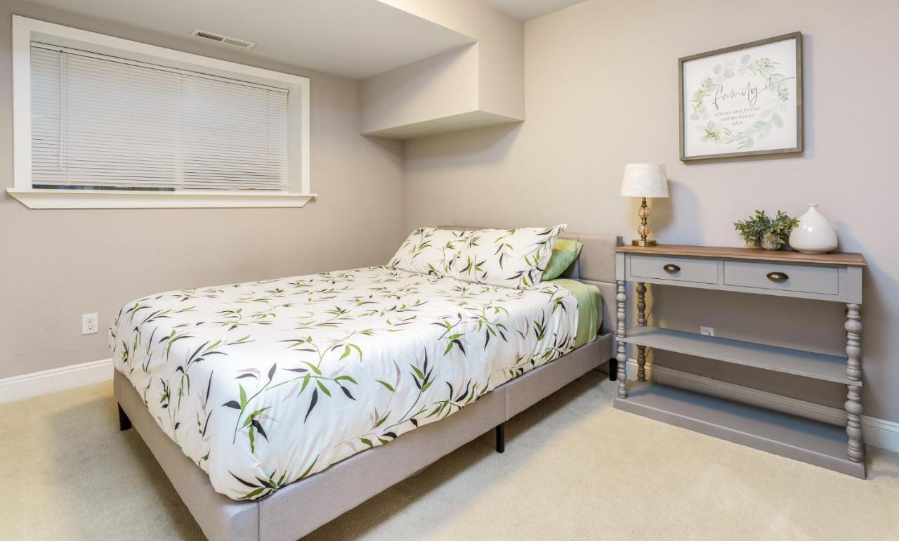 Casa vacanze Upgraded With 5 Bedroom 4 Bath 4 Free Gated Parking Space, Family,ev,rv Friendly *