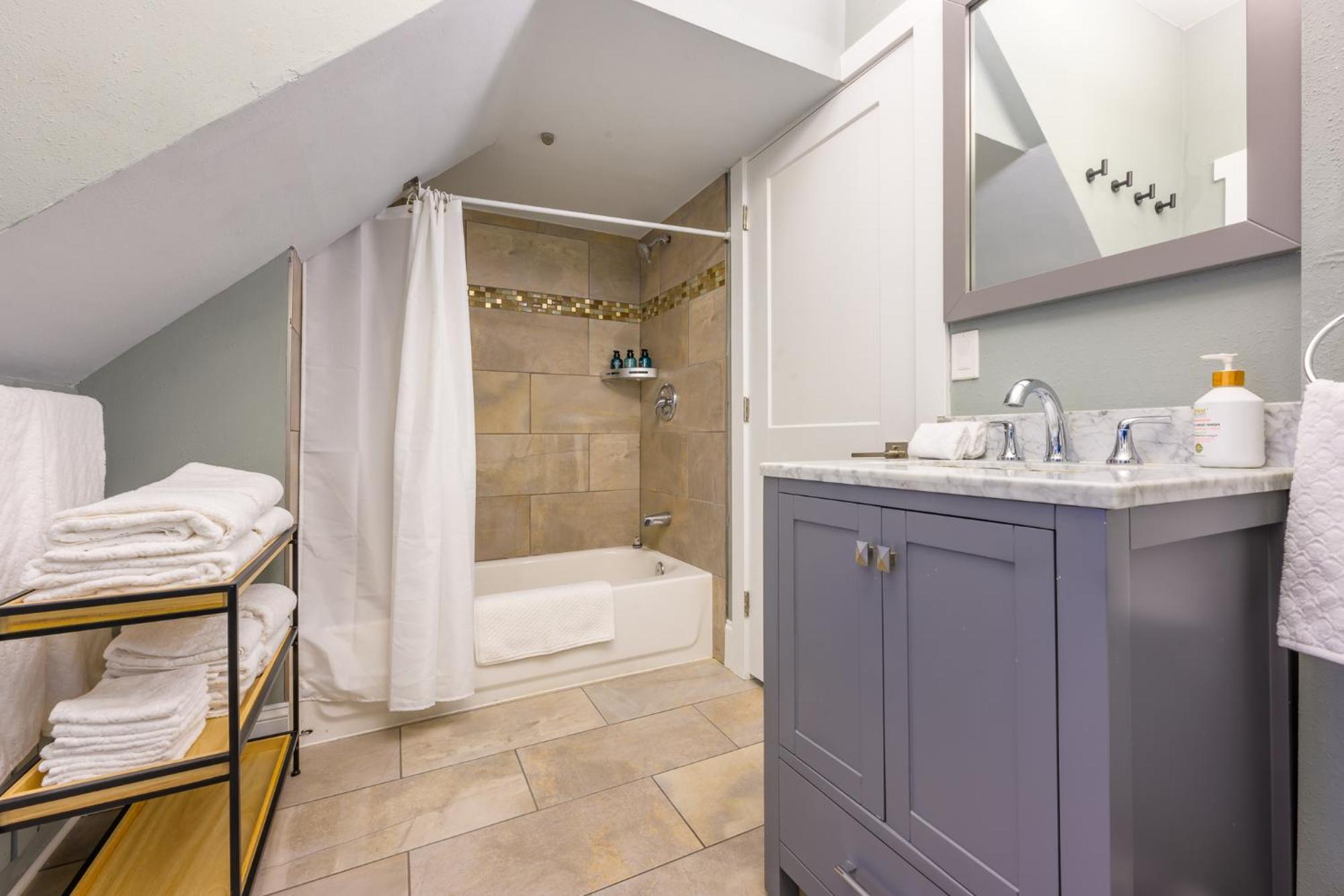 Upgraded With 5 Bedroom 4 Bath 4 Free Gated Parking Space, Family,ev,rv Friendly Casa vacanze