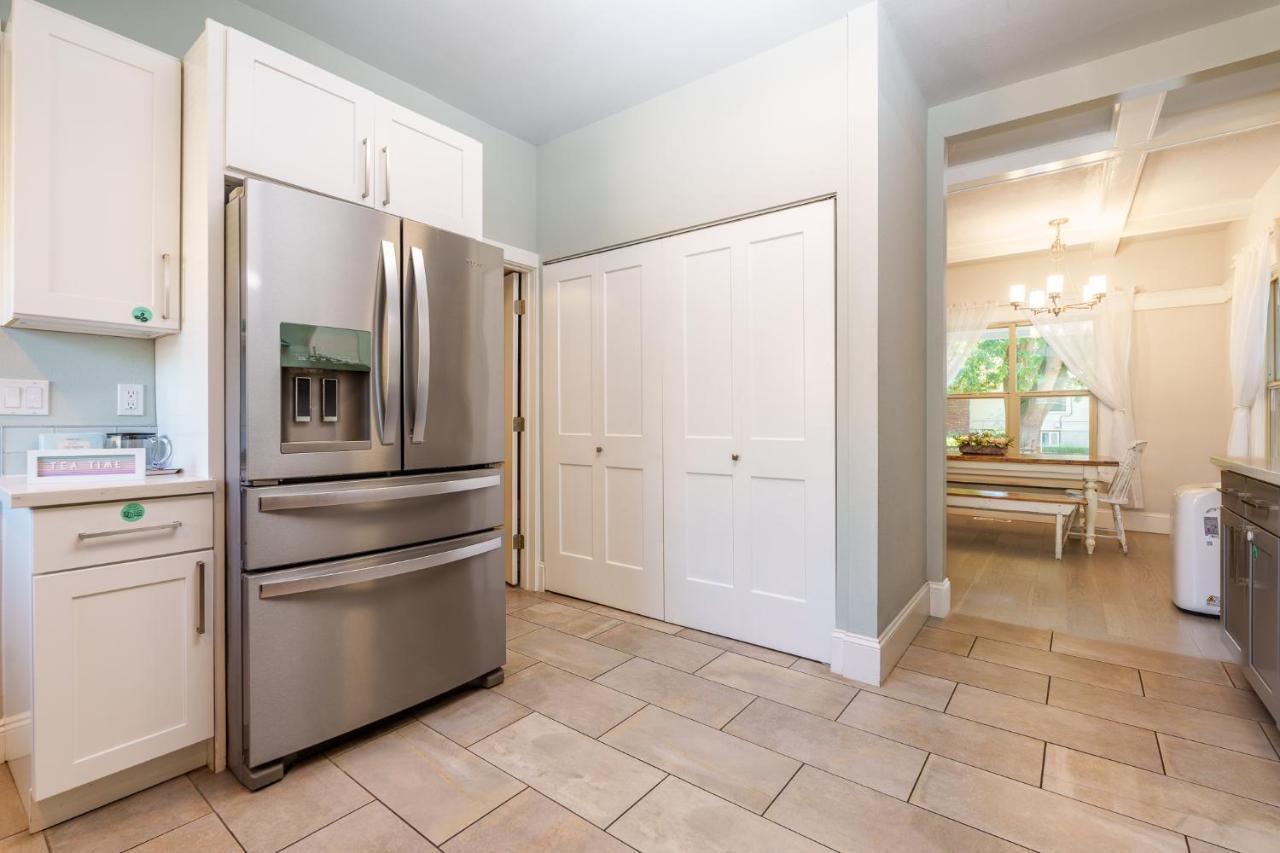 Casa vacanze Upgraded With 5 Bedroom 4 Bath 4 Free Gated Parking Space, Family,ev,rv Friendly *
